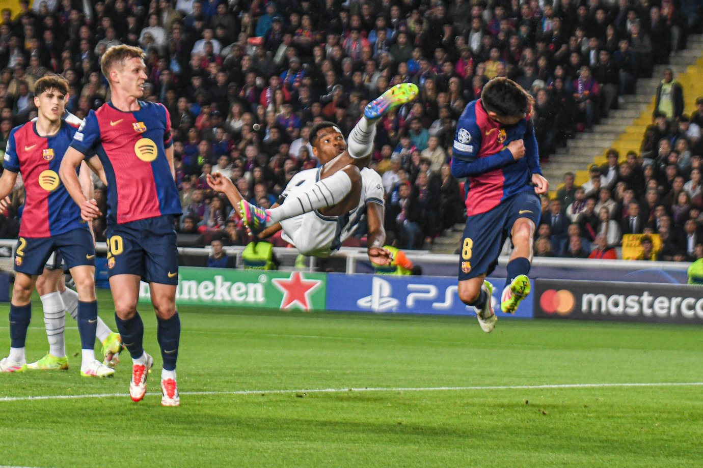 Dumfries scoort twee keer voor Inter bij spectaculair gelijkspel tegen Barcelona Dumfries scoort twee keer voor Inter bij spectaculair gelijkspel tegen Barcelona