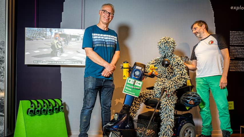 Afvalopruimer krijgt standbeeld van zelf verzamelde lachgaspatronen in Rotterdam Afvalopruimer krijgt standbeeld van zelf verzamelde lachgaspatronen in Rotterdam