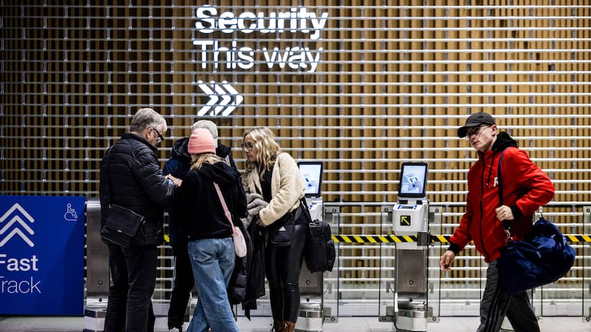 Eindhoven Airport even dicht na valse bommelding door 51-jarige vrouw Eindhoven Airport even dicht na valse bommelding door 51-jarige vrouw