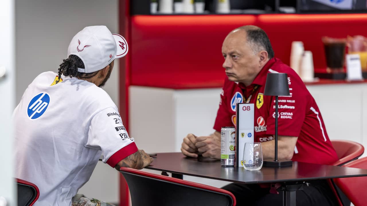 Ferrari-teambaas staat ondanks boze Hamilton achter strategie: ‘Was goed werk’ Ferrari-teambaas staat ondanks boze Hamilton achter strategie: ‘Was goed werk’