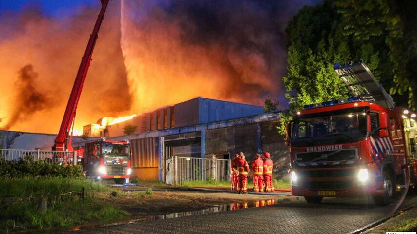 Grote brand bij hennepverwerker Oude Pekela, scholen blijven dicht Grote brand bij hennepverwerker Oude Pekela, scholen blijven dicht