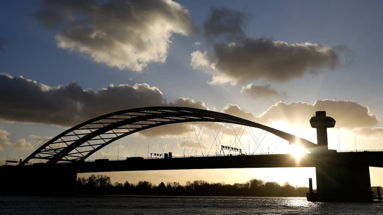 Kosten renovatie Van Brienenoordbrug lopen op tot mogelijk 2 miljard euro Kosten renovatie Van Brienenoordbrug lopen op tot mogelijk 2 miljard euro