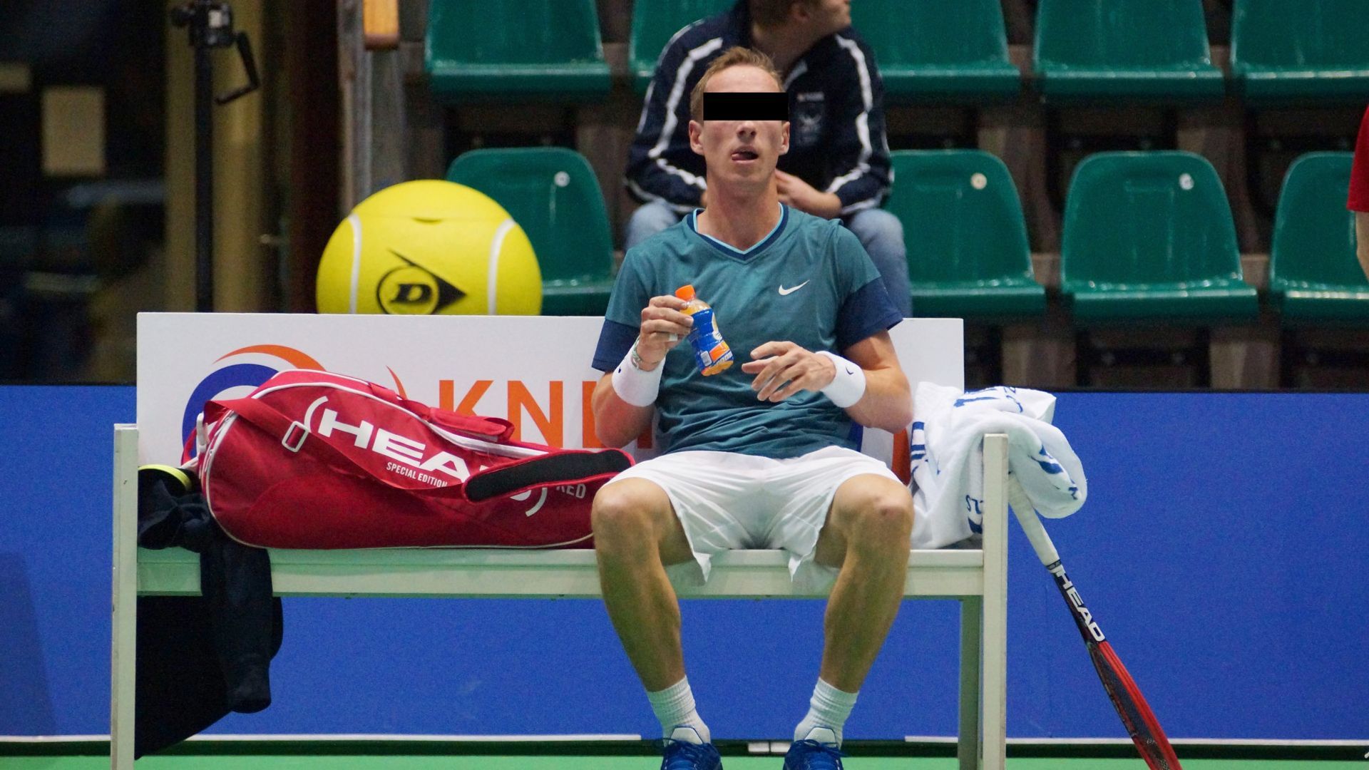 NU+ | Tenniscoach heeft een onzeker bestaan: ‘Voetbalcoach krijgt zak geld mee’ NU+ | Tenniscoach heeft een onzeker bestaan: ‘Voetbalcoach krijgt zak geld mee’