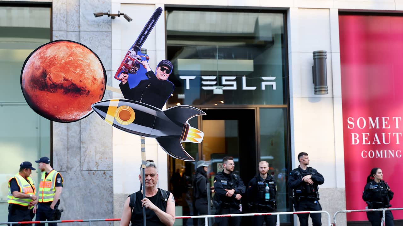 Tesla-verkopen in Nederland opnieuw flink gedaald Tesla-verkopen in Nederland opnieuw flink gedaald
