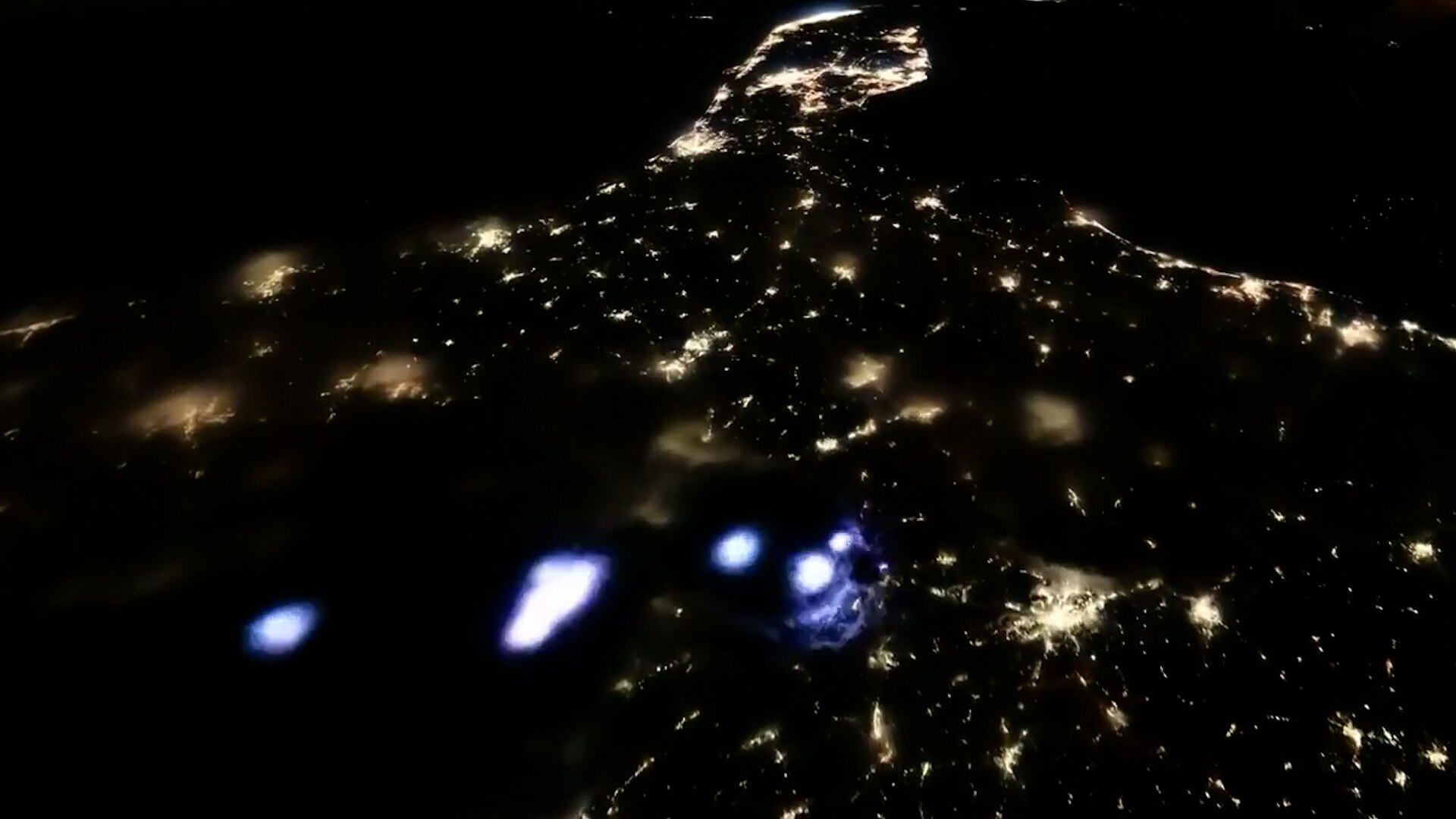 Video | Astronaut filmt bliksemflitsen ‘zo groot als steden’ vanuit ISS
