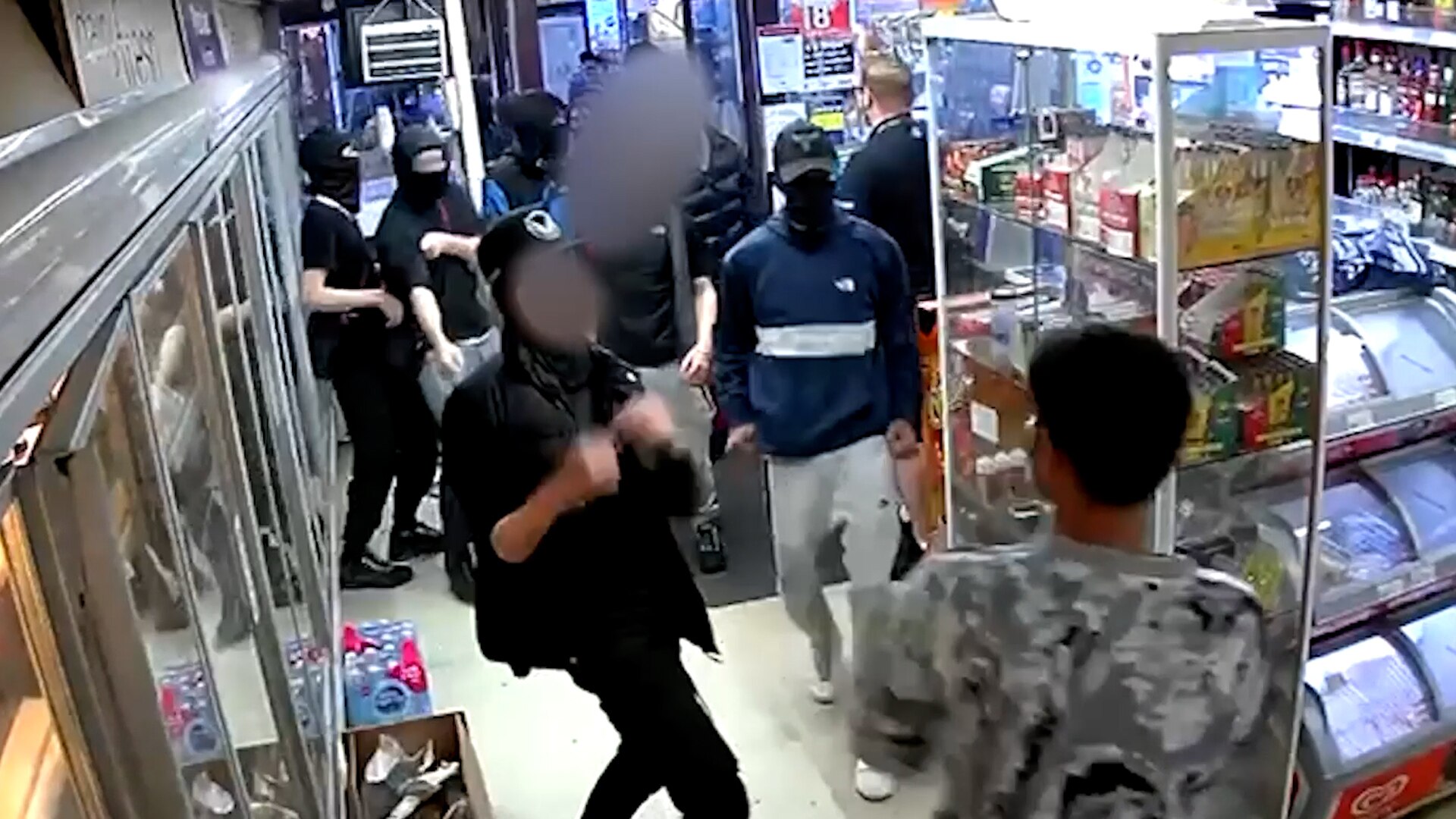 Video | Bende van 15 jongeren overvalt Britse winkel voor vapes