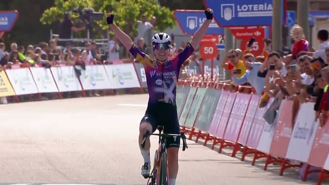 Video | Demi Vollering pakt winst in zware bergrit Vuelta Femenina