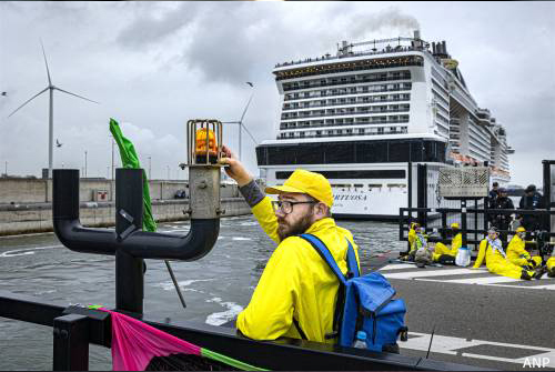 Video | Enorm cruiseschip ligt vast voor zeesluis door XR-demonstratie