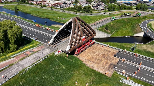 Video | Houten brug van ruim 300 ton wordt verwijderd in Sneek