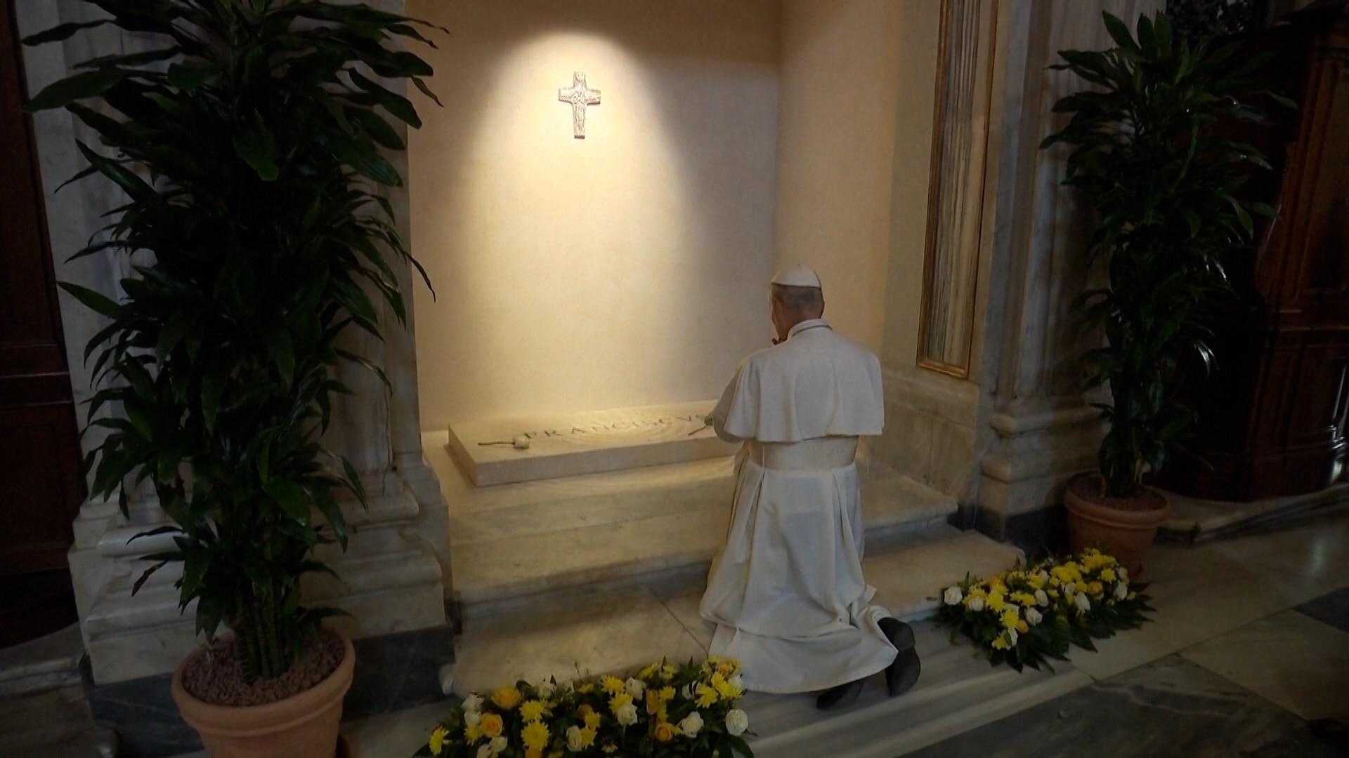 Video | Nieuwe paus Leo XIV bezoekt graf van voorganger Franciscus