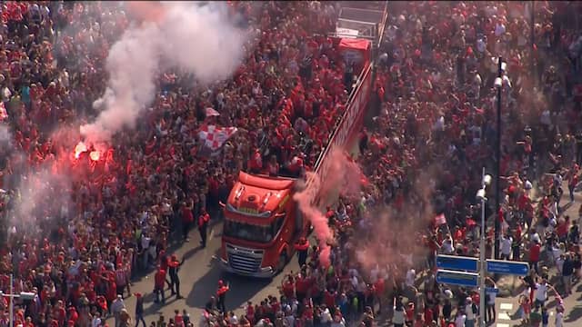 Video | Platte kar vol PSV-spelers wurmt zich door Eindhoven Video | Platte kar vol PSV-spelers wurmt zich door Eindhoven