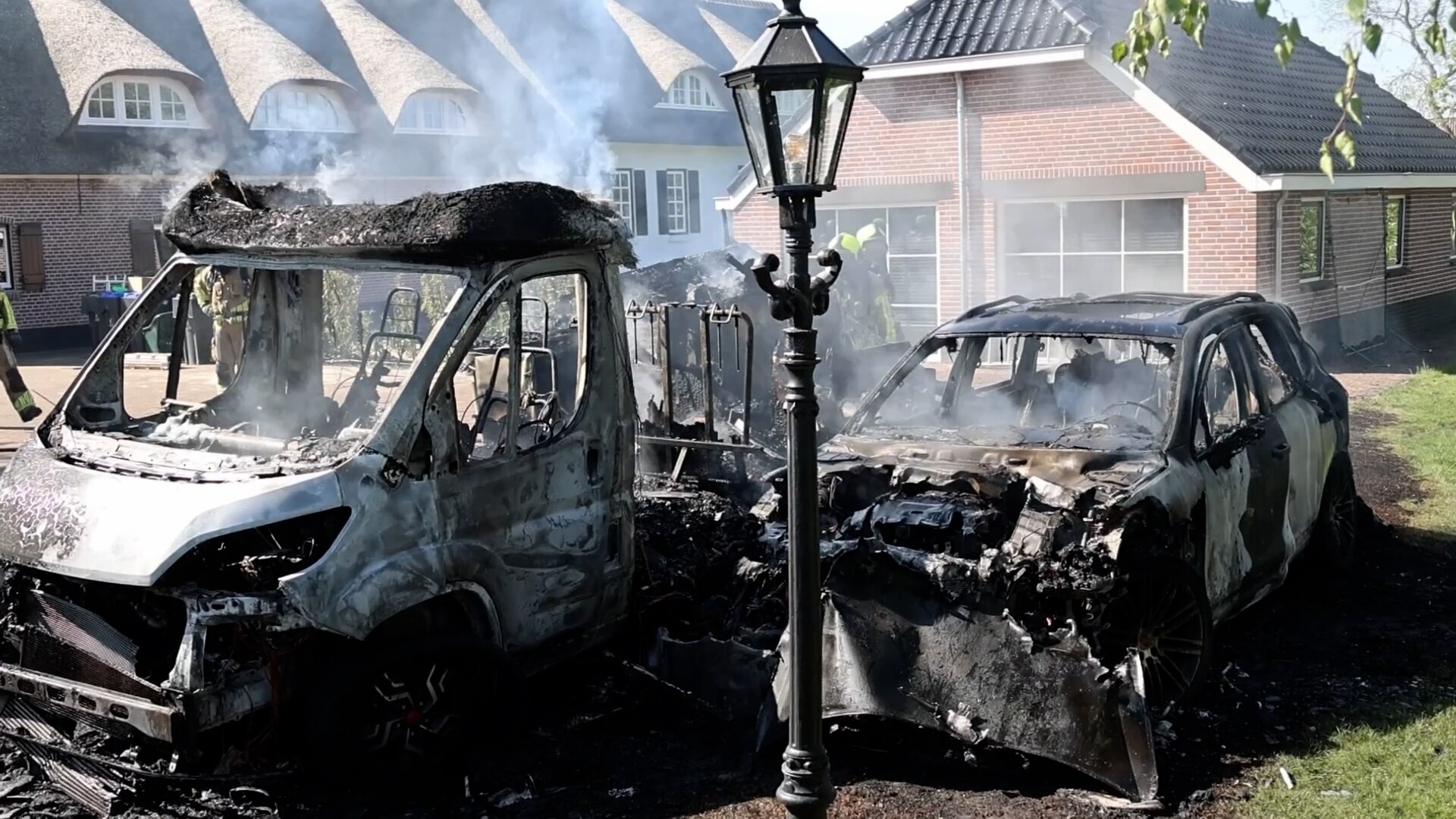 Video | Porsche en camper gaan in vlammen op in Leiderdorp