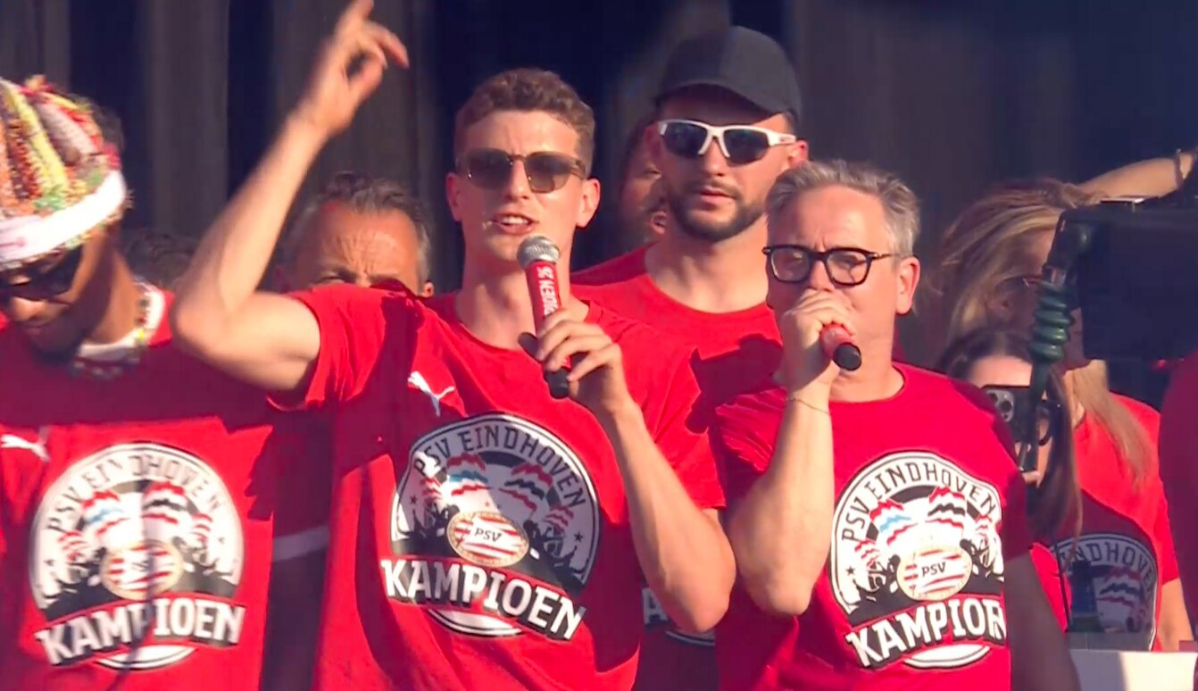 Video | PSV-spelers lopen polonaise tijdens duet Guus Meeuwis en Guus Til Video | PSV-spelers lopen polonaise tijdens duet Guus Meeuwis en Guus Til