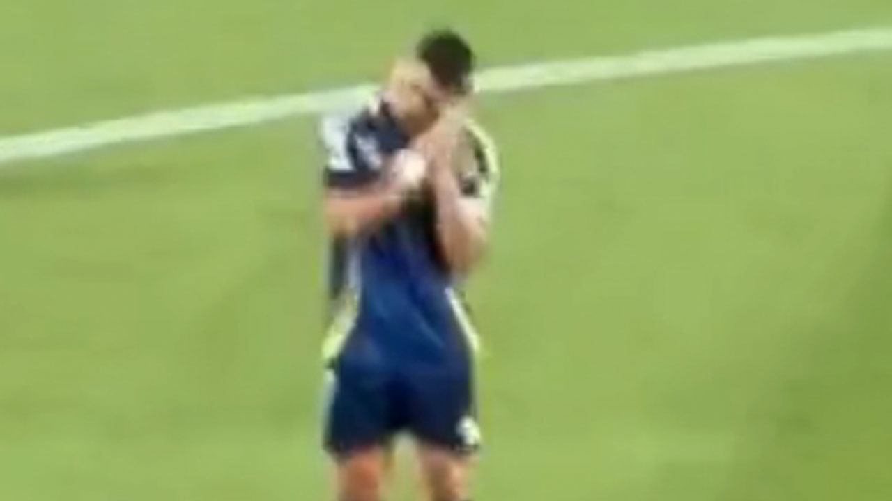 Video | Ronaldo maakt slaapgebaar naar ploeggenoten tijdens nederlaag