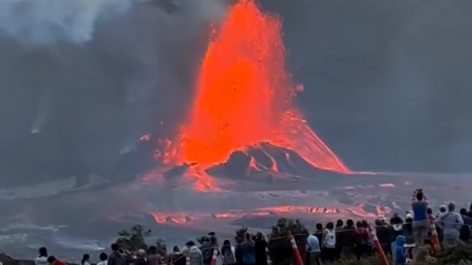Video | Spectaculaire beelden tonen lava spuwende Kilauea-vulkaan