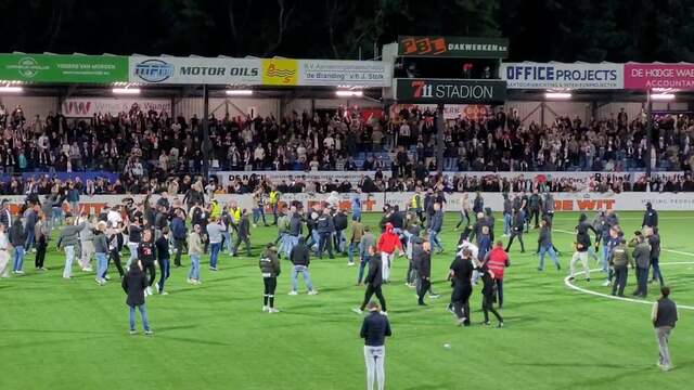 Video | Supporters Telstar en Den Bosch knokken met elkaar op voetbalveld