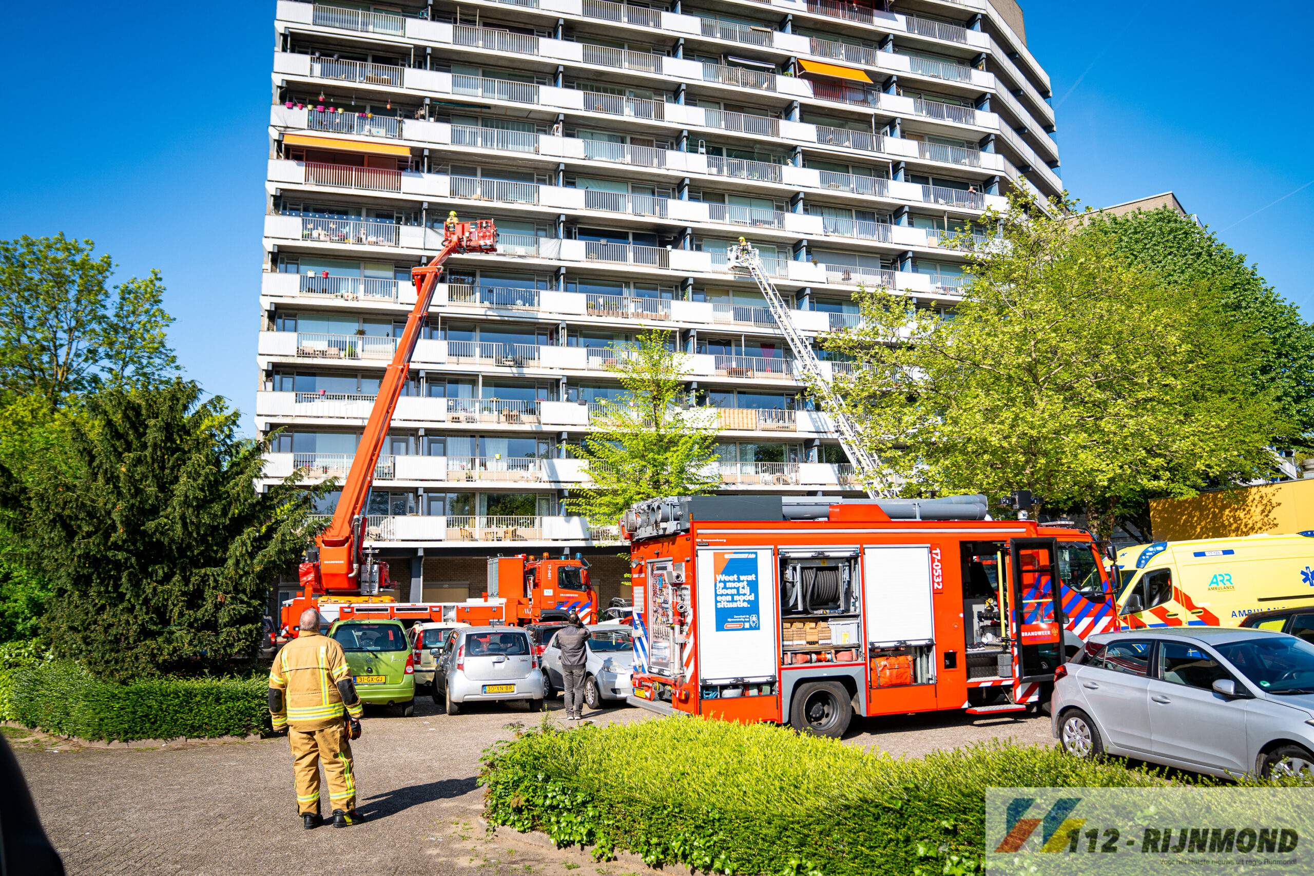 Video | Tientallen bewoners geëvacueerd na grote brand in Rotterdams flatgebouw